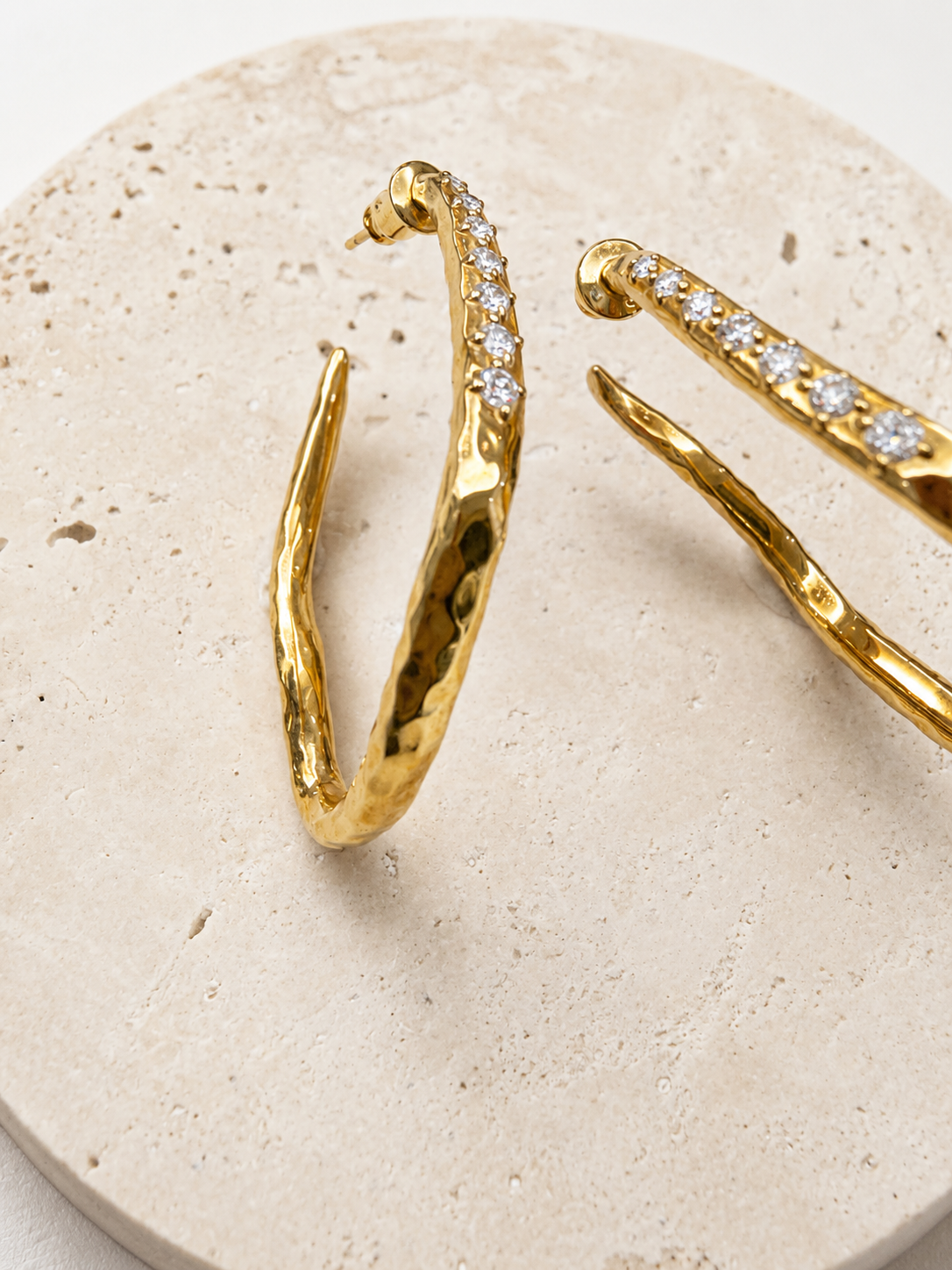 HAMMERED FLOW HOOP EARRINGS